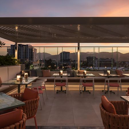 Crystalbrook Bailey Cairns Exterior foto The rooftop bar
