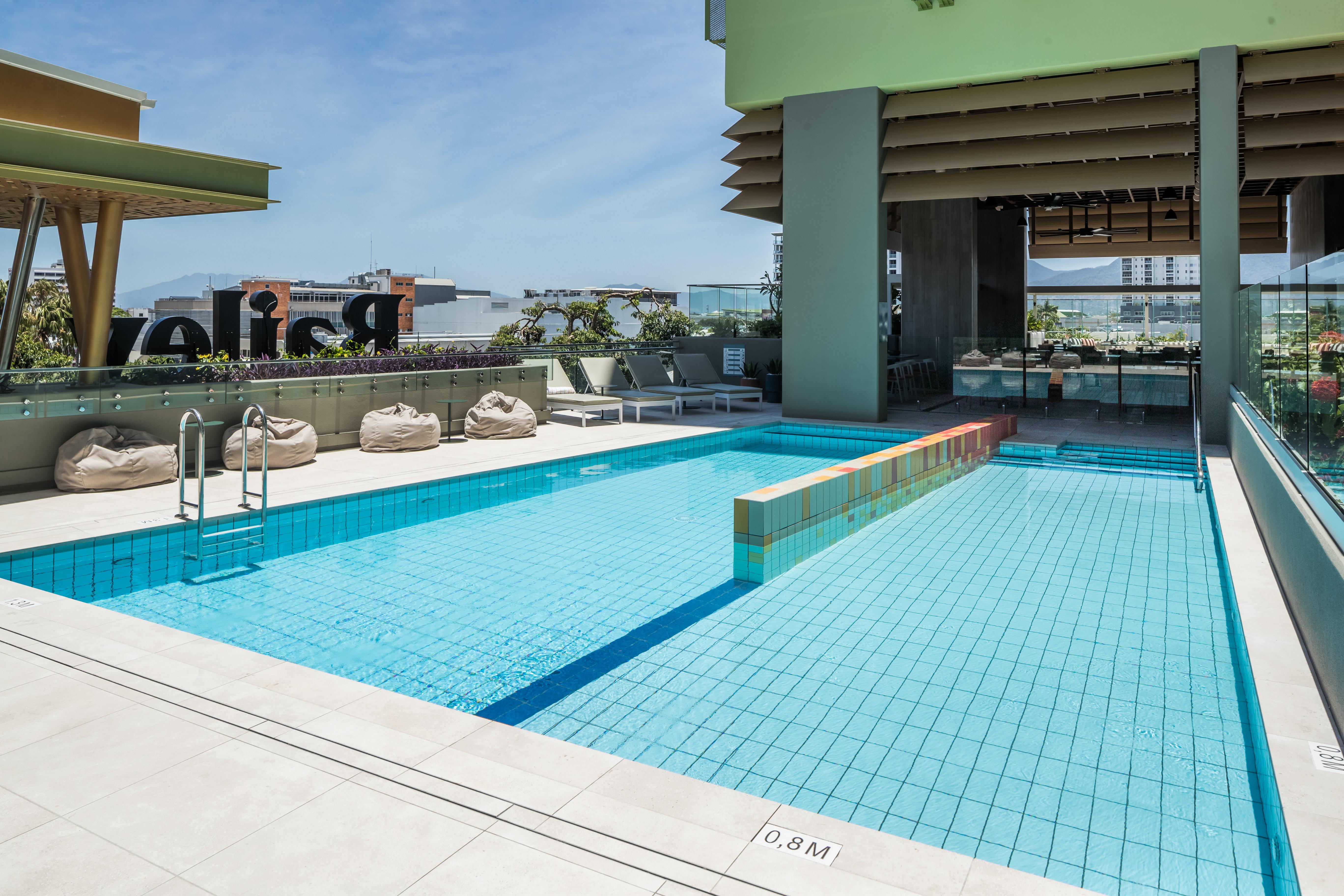 Crystalbrook Bailey Cairns Exterior foto The rooftop pool at the hotel
