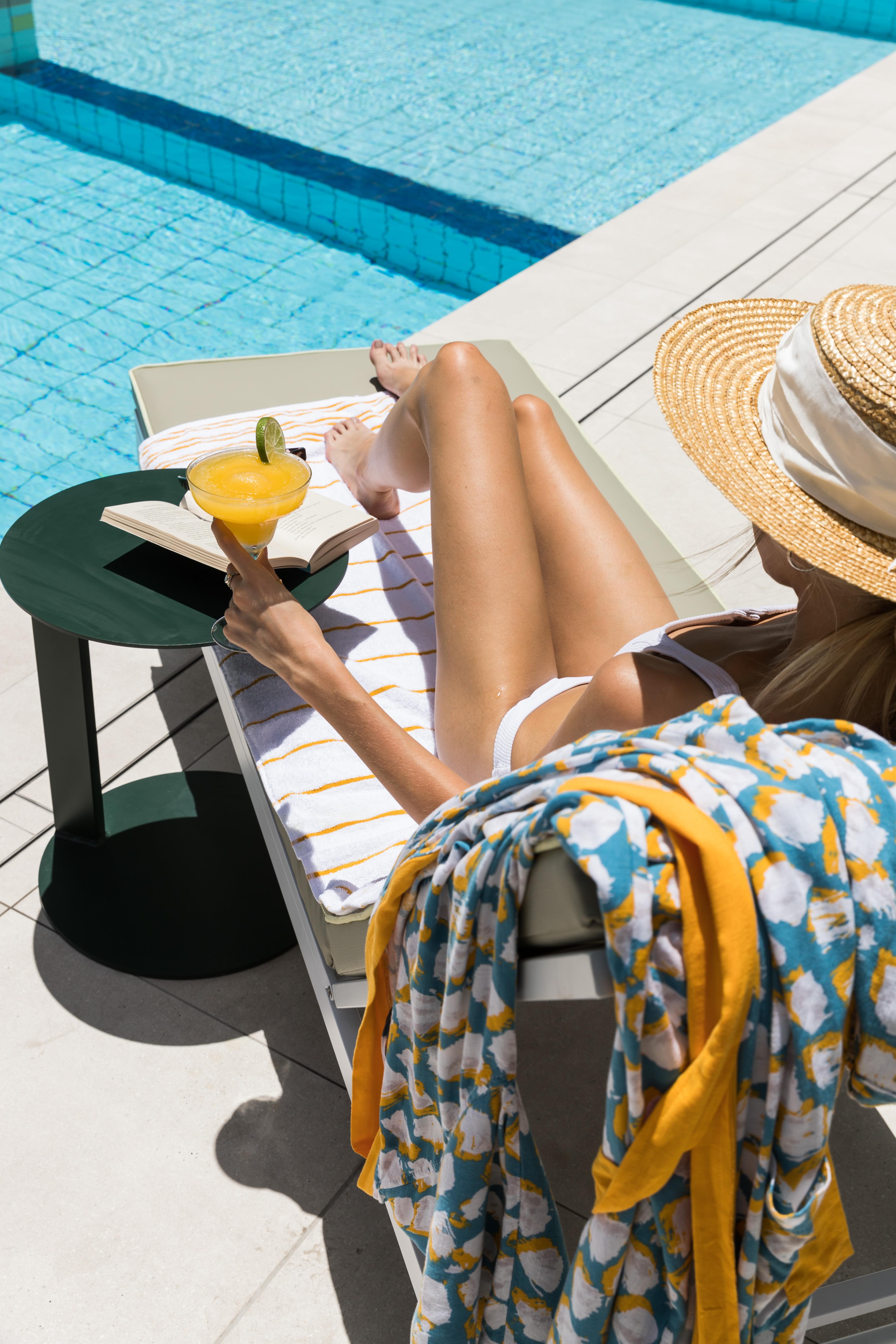 Crystalbrook Bailey Cairns Exterior foto A woman sunbathing