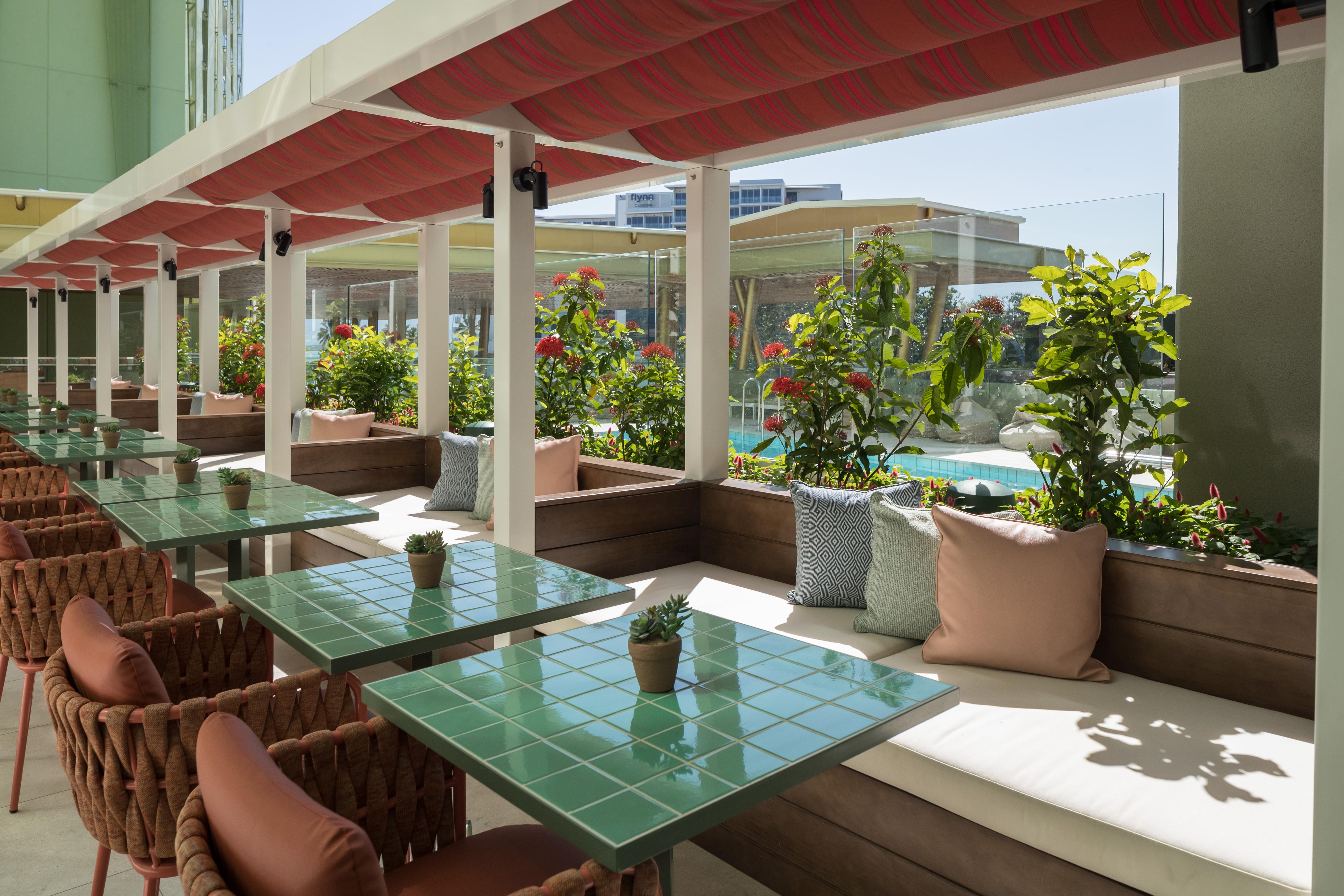 Crystalbrook Bailey Cairns Exterior foto The rooftop pool at the hotel