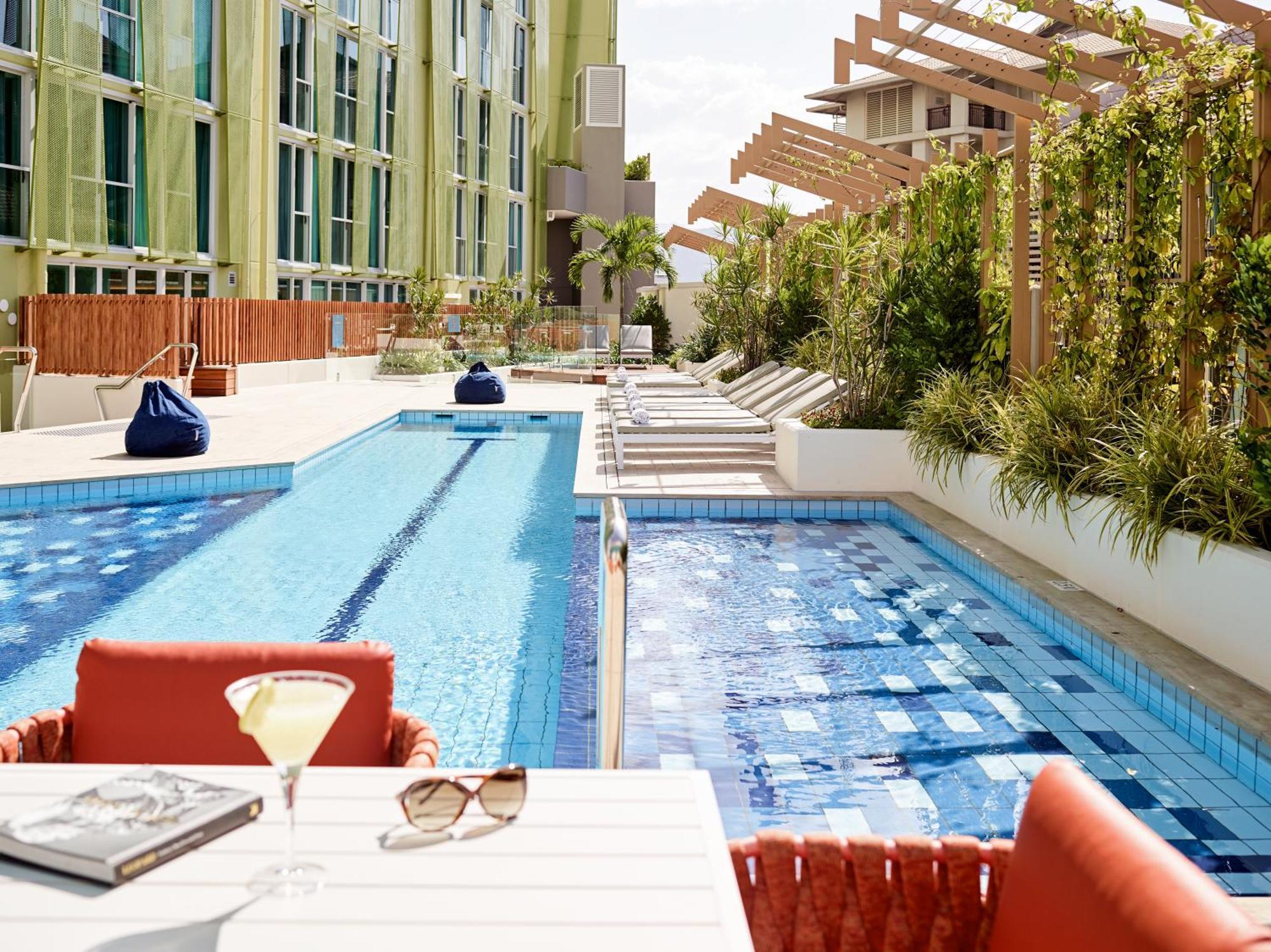 Crystalbrook Bailey Cairns Exterior foto The pool at the hotel