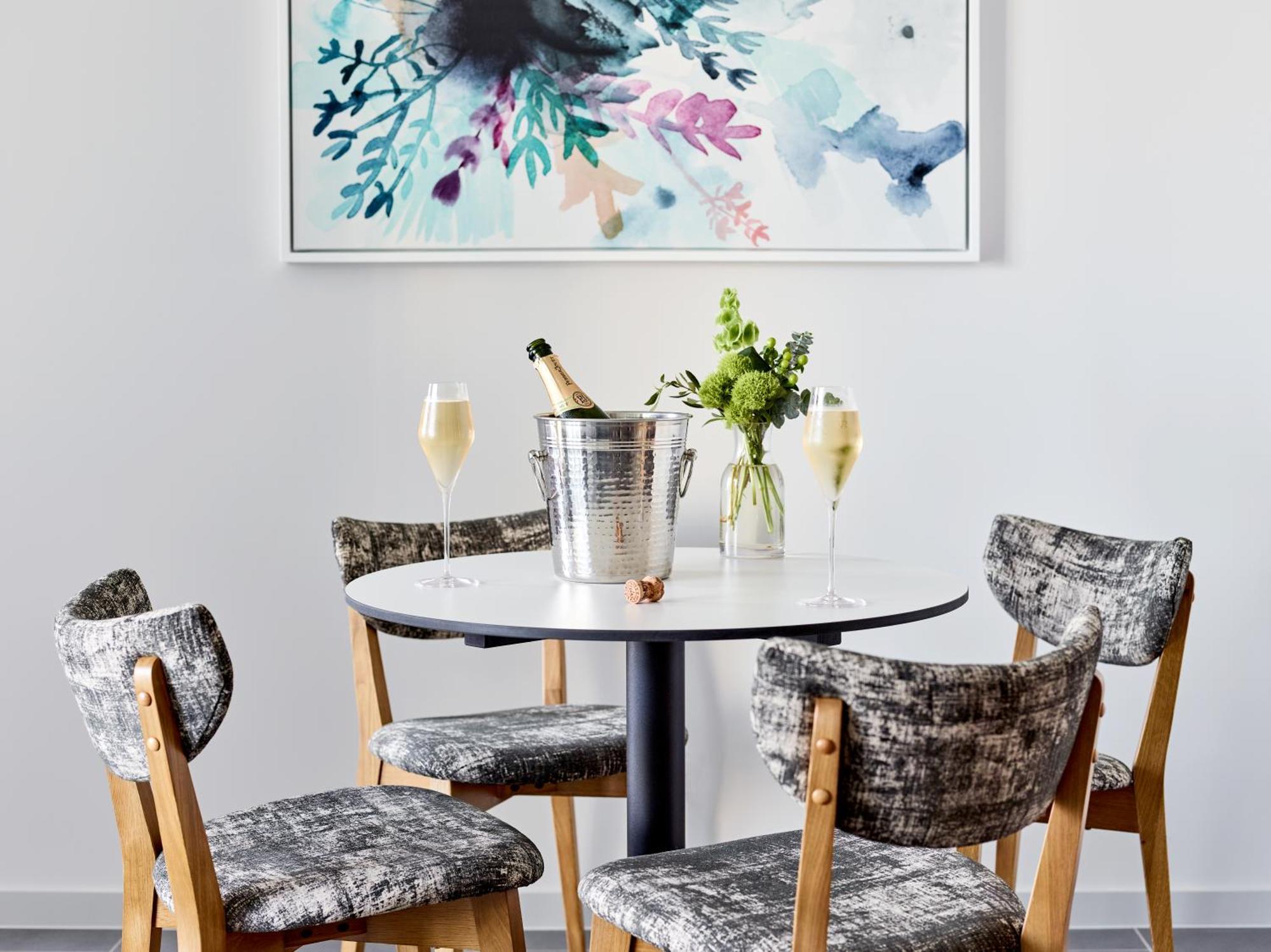 Crystalbrook Bailey Cairns Exterior foto A dining room with a table and chairs