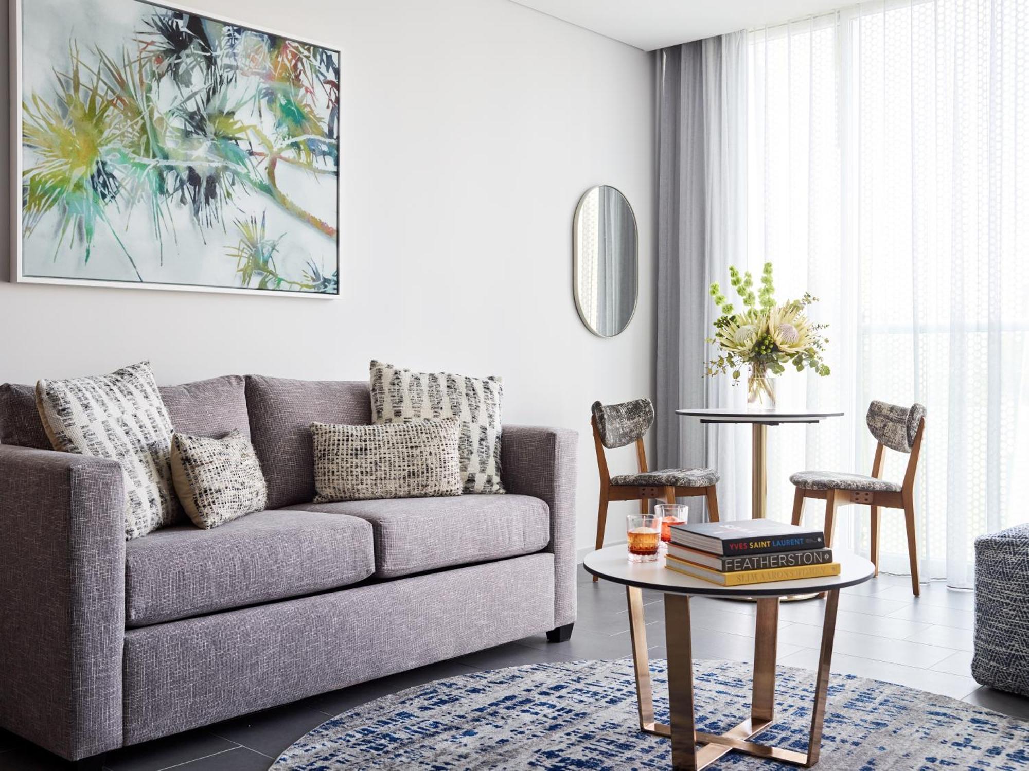 Crystalbrook Bailey Cairns Exterior foto A living room in a serviced apartment in Singapore