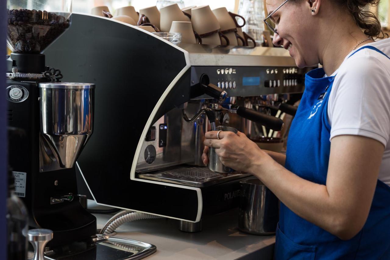 Crystalbrook Bailey Cairns Exterior foto A barista making coffee